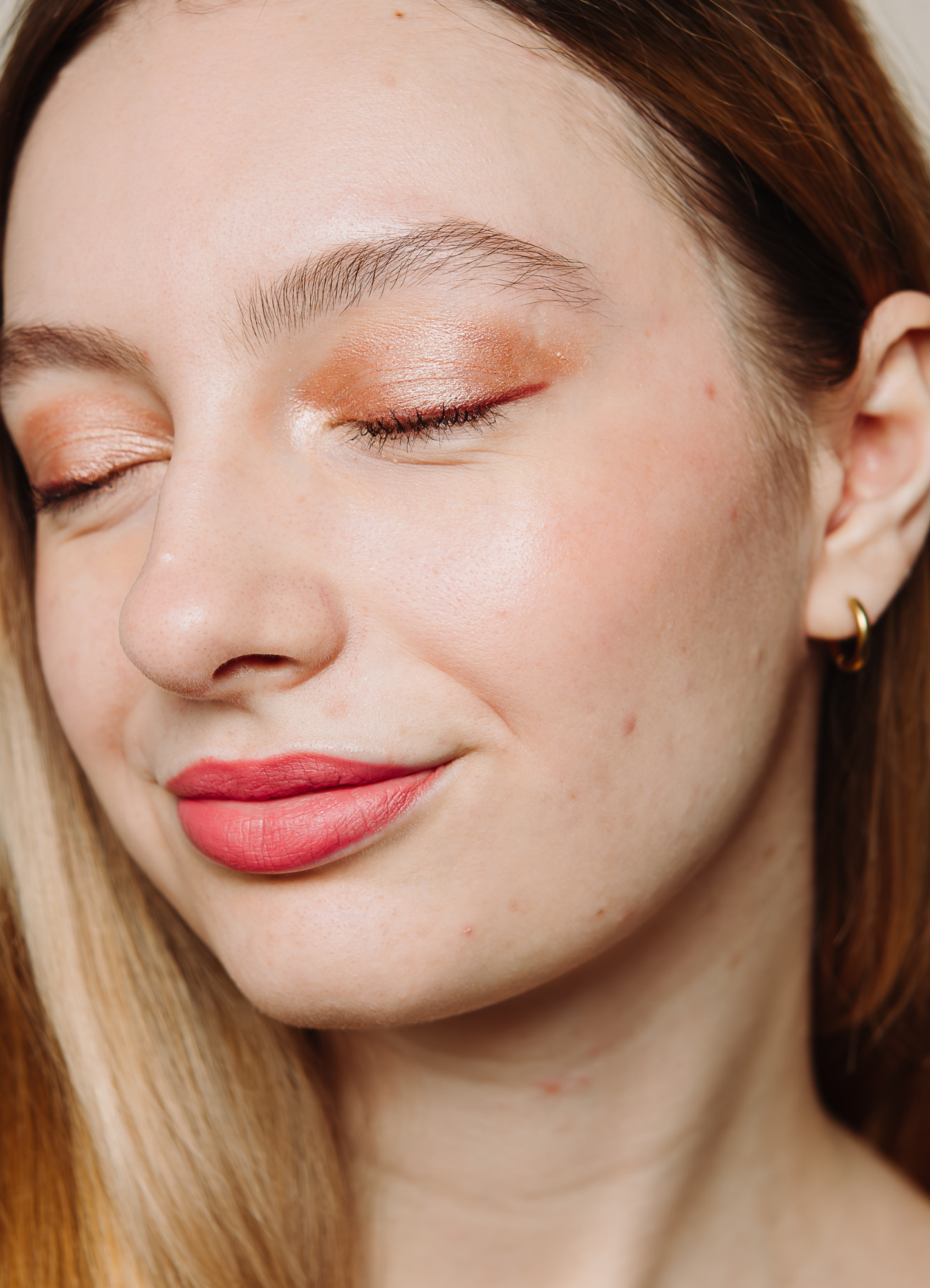 vegan cruelty free eyeshadow pencil crayon +caption_Laura is wearing Aura #shade_Aura_|_Champagne