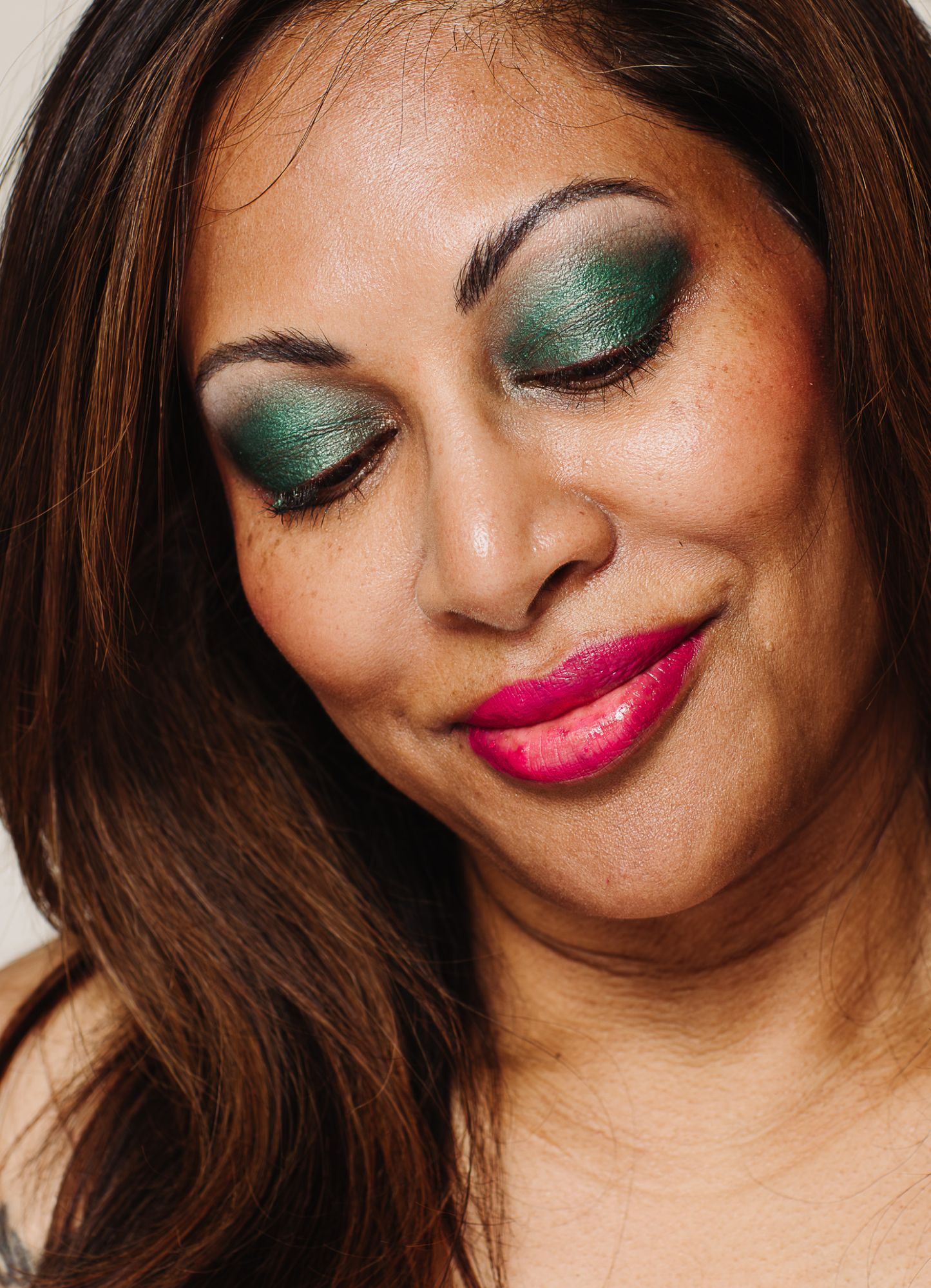 vegan cruelty free  eyeshadow pencil crayon +caption_Vicki is wearing Aspire #shade_Aspire_|_Emerald_Green